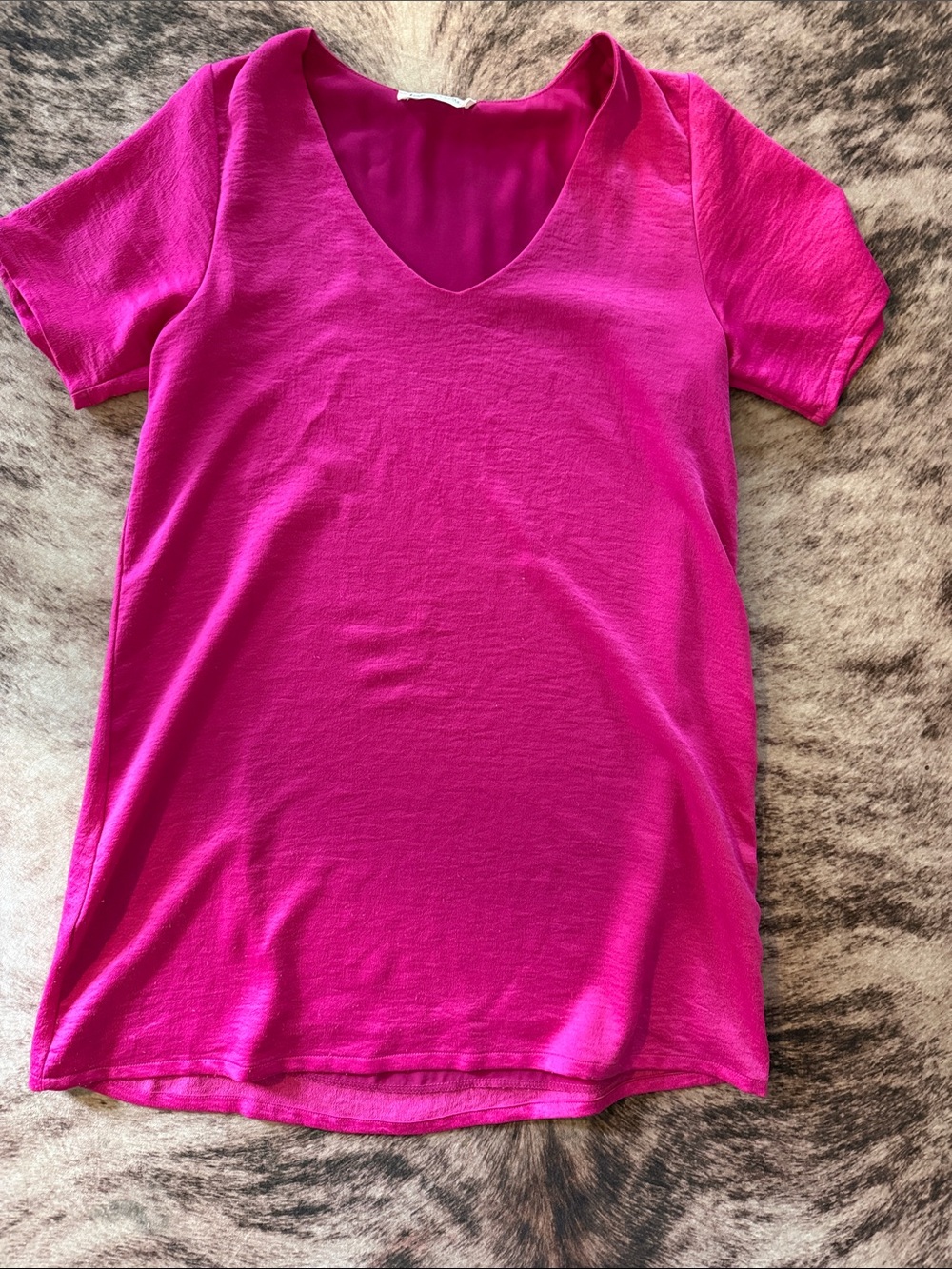 Impressions V-Neck Short Sleeve Tee in Fuchsia